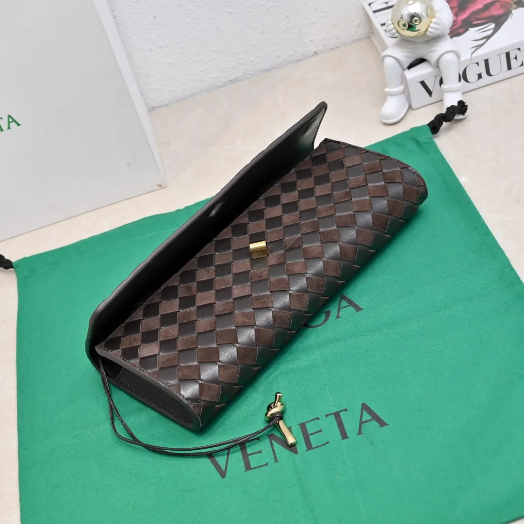Batch 1360 #Bv New Deerskin Clutch 🎈 The deerskin brown bag with extra points for autumn and winter is so beautiful~🍂 Made of classic woven sheepskin and deerskin, it looks like Maillard for autumn and winter🤎 It can be held by hand, carried by hand or carried under the arm. The metal knot embellishment exudes temperament and nobility~ , equipped with a zipper compartment inside, it is a good companion for your daily life🧑‍❤️‍💋‍🧑, whether you are walking on the red carpet or attending a dinner, it will add a unique charm to you💞 Model: 1511 Size: 31x13x3